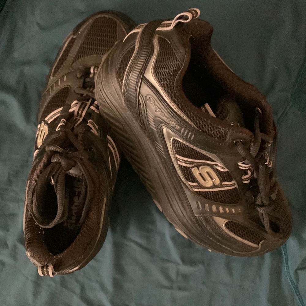 Skechers shape-ups.Nicely feet size 7 US little tight for 7.5
Great condition!